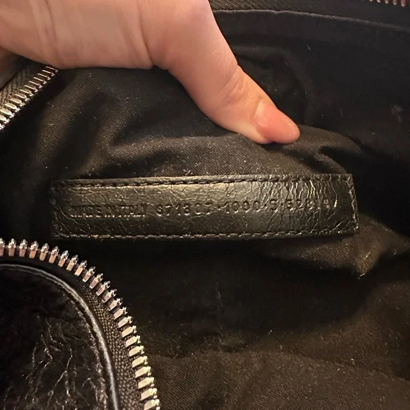 Balenciaga Le Cagole Shoulder Bag with Textured Finish - Picture 12 of 12